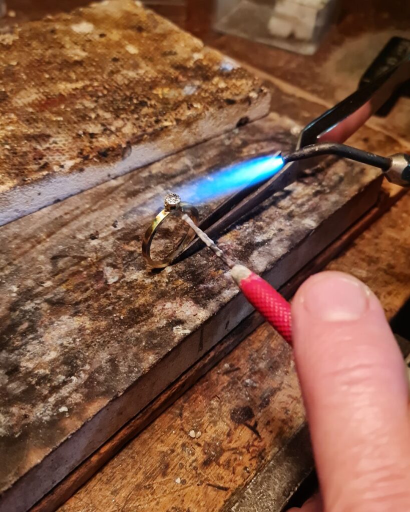 Soldadura de presición sobre anillo,  realizada por nuestros joyeros, en nuestro taller propio