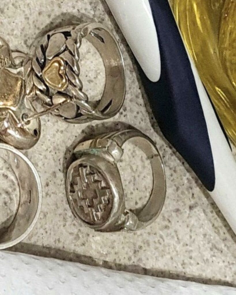 Guía de cuidado Joyas de plata sobre mea de trabajo para próxima limpieza