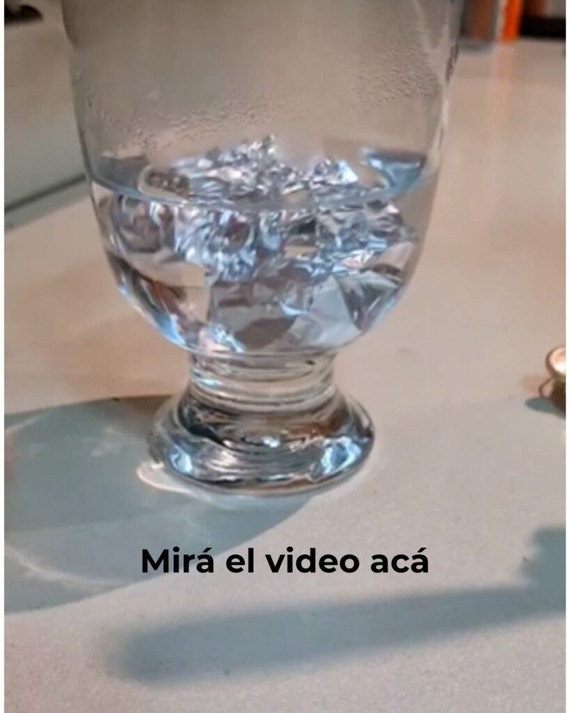 Guía de cuidado Recipiente con agua y trozos de papel aluminio, principio de preparación para limpieza casera