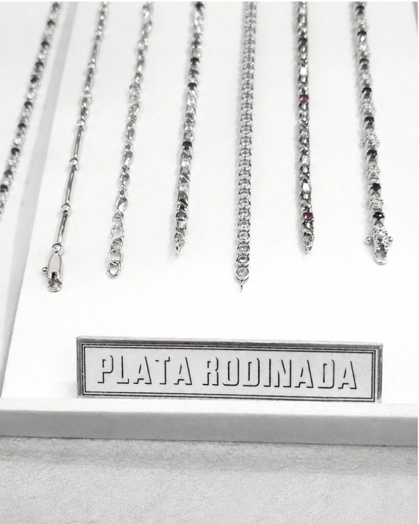 Guía de cuidado Varias pulseras de plata 925 rodinada, en bandeja de muestra