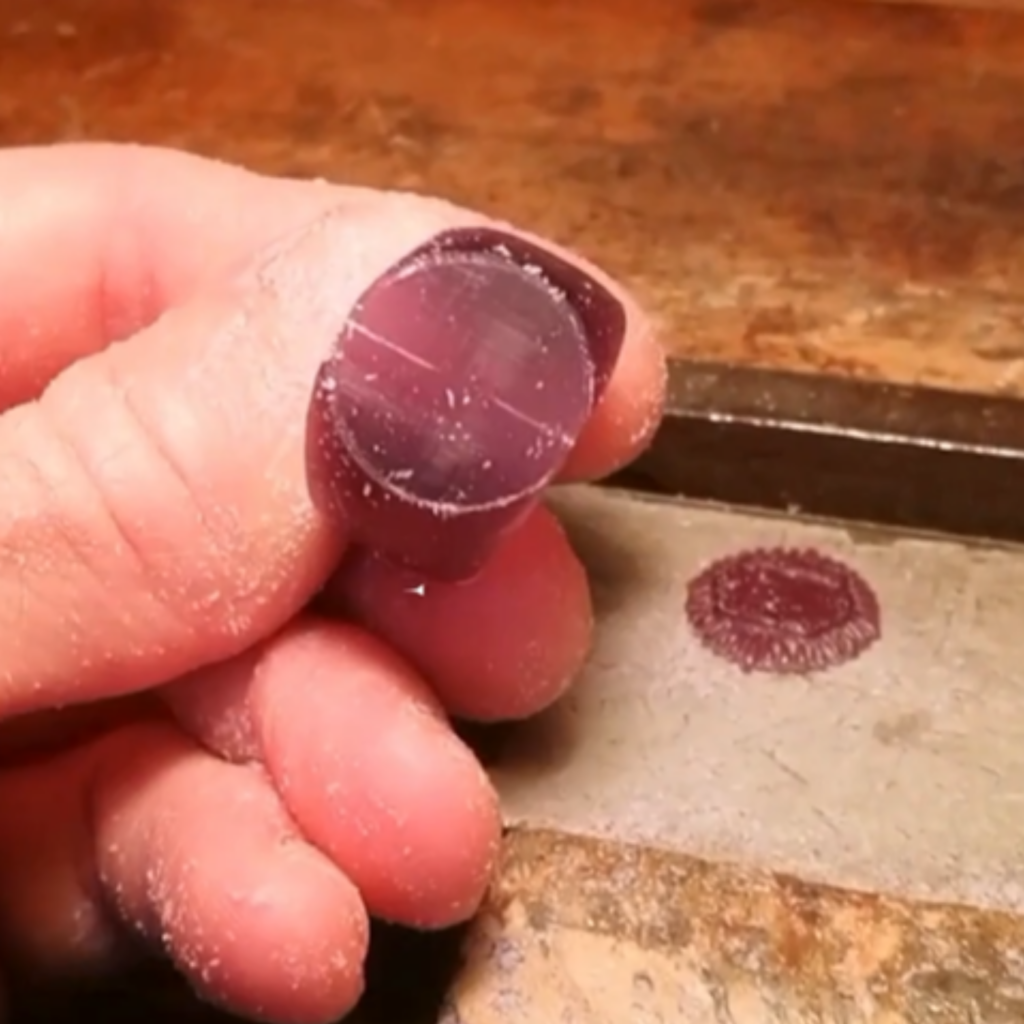 Diseño en cera para fabricar original de anillo en serie con escudo instucional, pedido especialmente a Meridiano75
