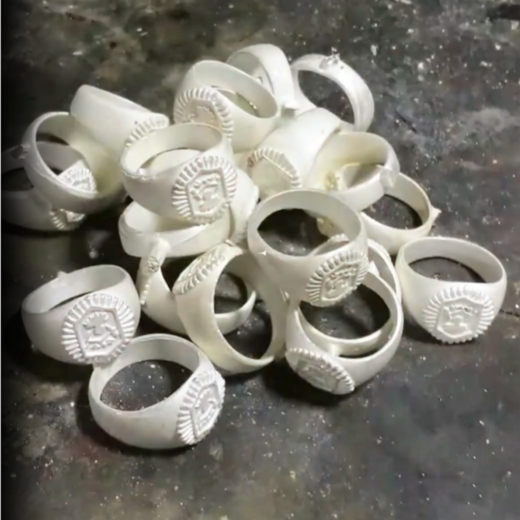 Anillos de plata 925 en bruto, producto de fundición, basado en original fabricado previamente por Meridiano75