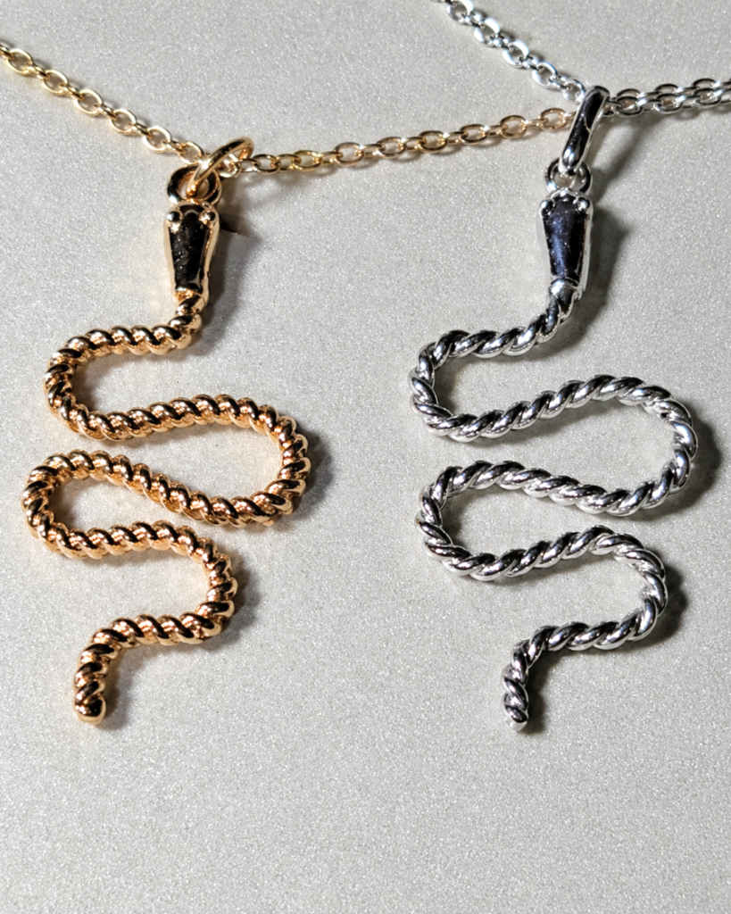 Diseño de serpiente de fantasía comparado con mismo diseño fabricado an plata 925 en Meridiano75 a pedido de nuestro cliente