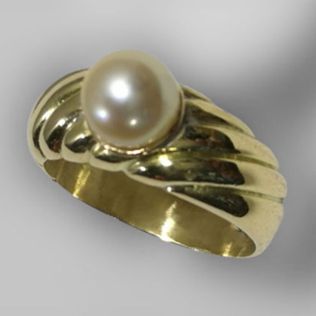 Anillo de oro 18kt con perla elaborado en nuestro Taller de Meridiano75, a pedido