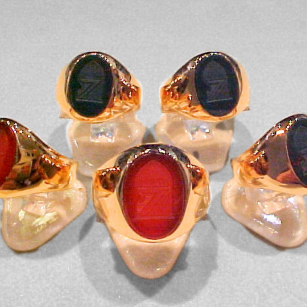 Anillos de oro 18kt fabricados en Meridiano75 con piedras naturales talladas con escudo familiar de nuestro cliente