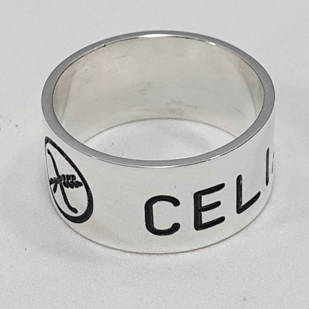 Anillo cinta de plata 925 con indicación de condición clínica, pedido y hecho a medida en Meridiano75
