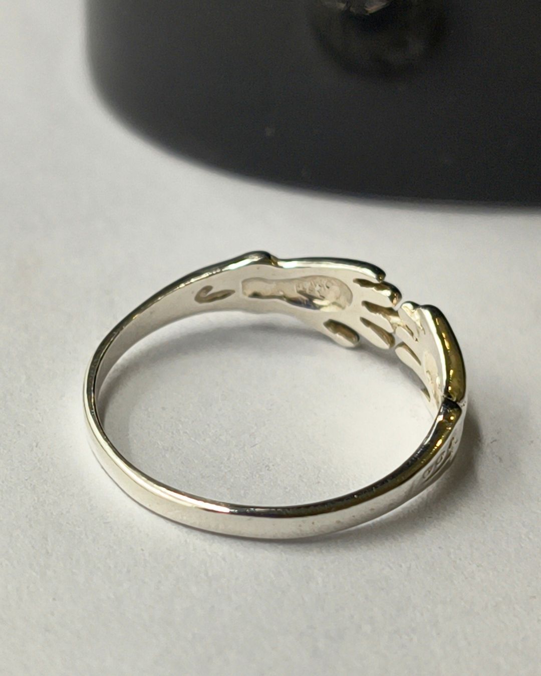 Anillo de plata 925 abrazo con destello vista posterior Anillo de plata 925 abrazo con destello vista posterior