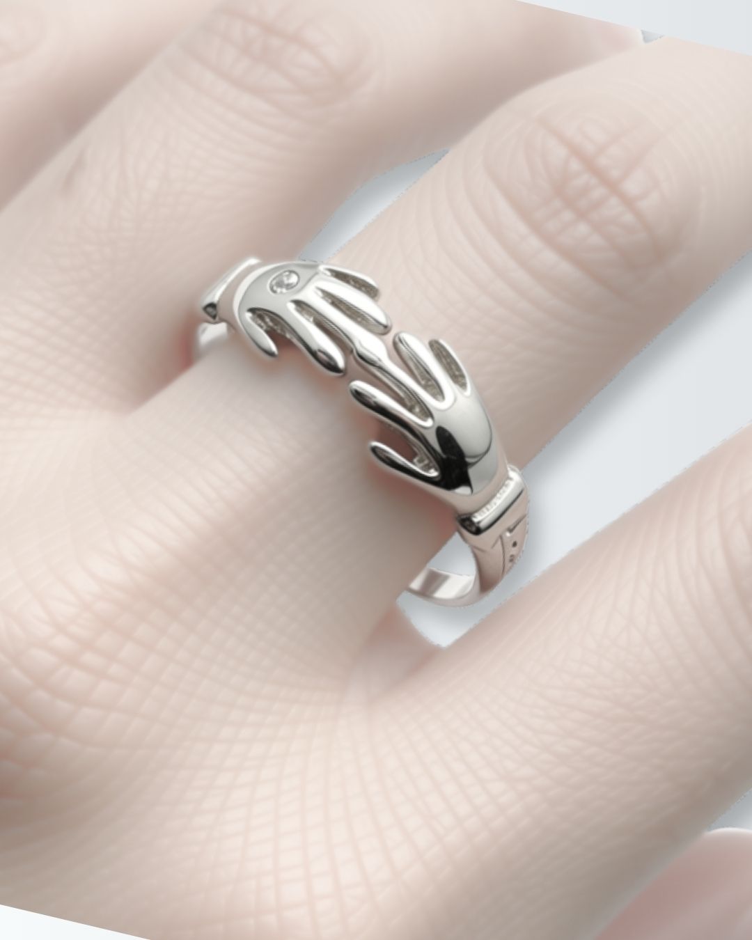 Anillo de plata 925 abrazo con destello en mano Anillo de plata 925 abrazo con destello en mano