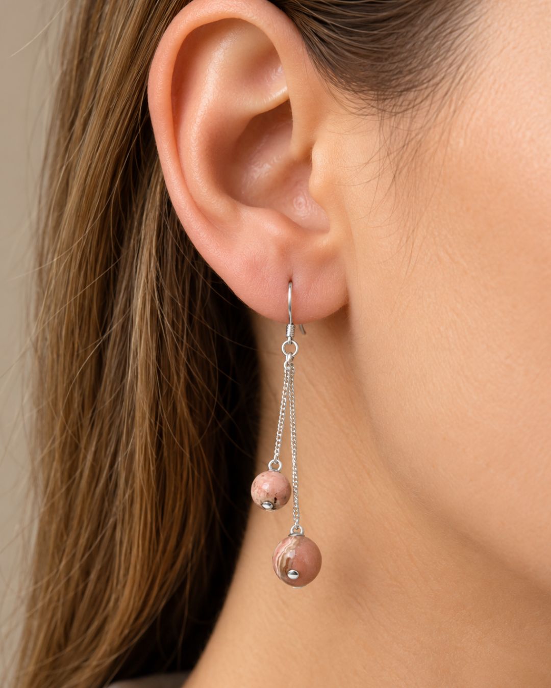 Aros de plata 925 de doble cadena con rodocrosita colocado en oreja Aros de plata 925 de doble cadena con rodocrosita colocado en oreja