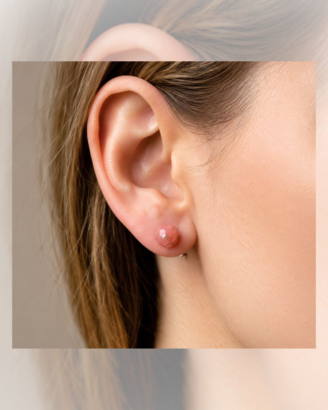 Aros de plata 925 con rodocrosita de 5.5mm colocado en oreja Aros de plata 925 con rodocrosita de 5.5mm colocado en oreja