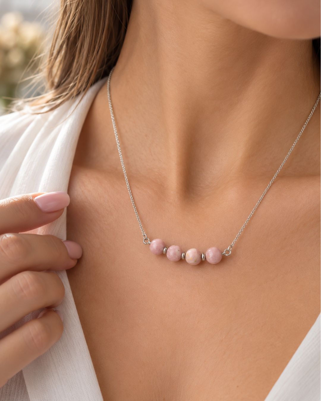 Collar de plata 925 con cuatro rodocrositas fijas en centro colocado en cuello Collar de plata 925 con cuatro rodocrositas fijas en centro colocado en cuello