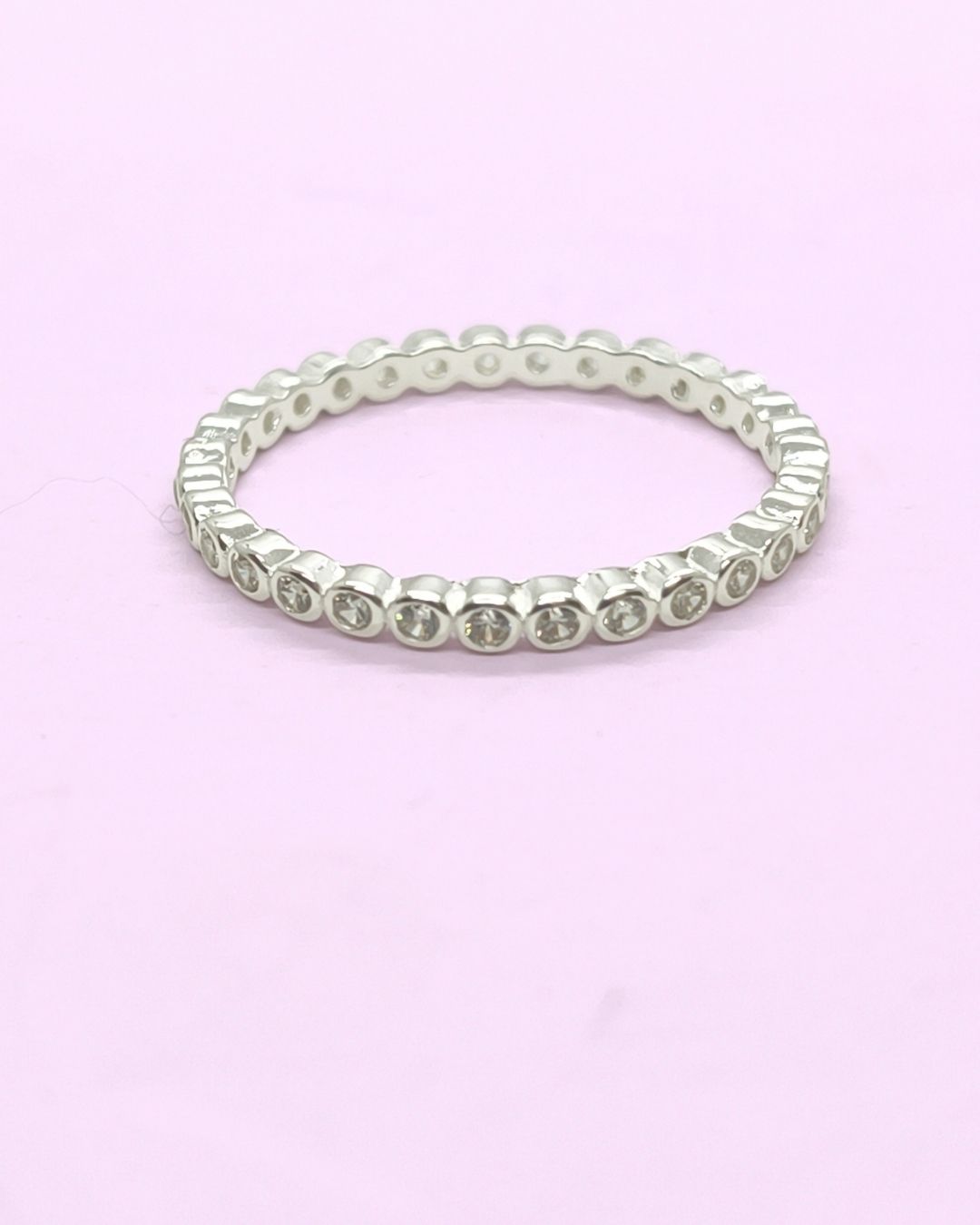 Anillo de plata 925 sin fin de circonias engarazadas en virola vista de plano Anillo de plata 925 sin fin de circonias engarazadas en virola vista de plano