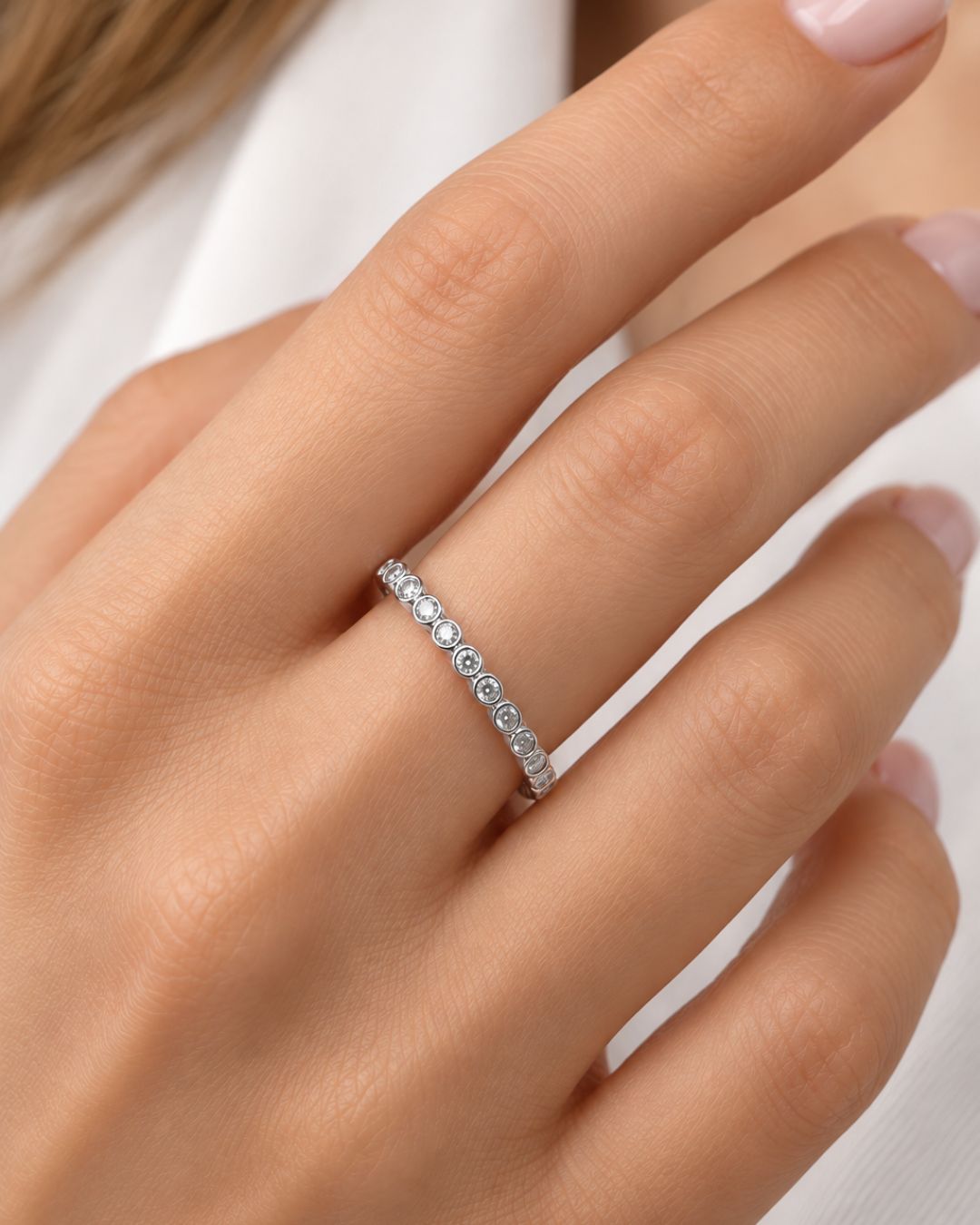 Anillo de plata 925 sin fin de circonias engarazadas en virola colocado en mano Anillo de plata 925 sin fin de circonias engarazadas en virola colocado en mano