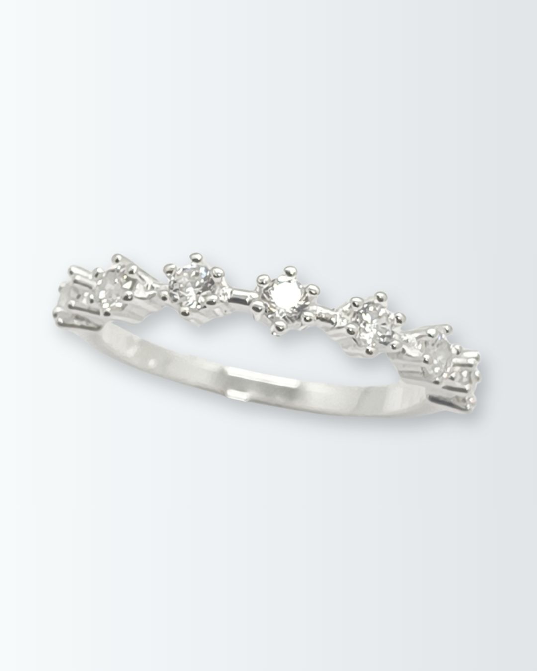 Anillo de plata 925 con circonias en siete chatones Anillo de plata 925 con circonias en siete chatones