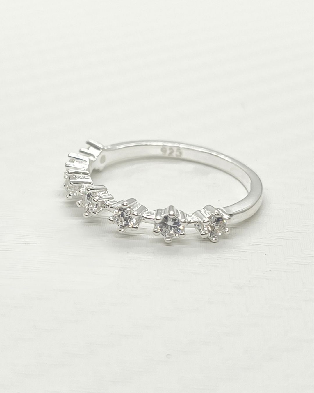 Anillo de plata 925 con circonias en siete chatones vista de plano Anillo de plata 925 con circonias en siete chatones vista de plano