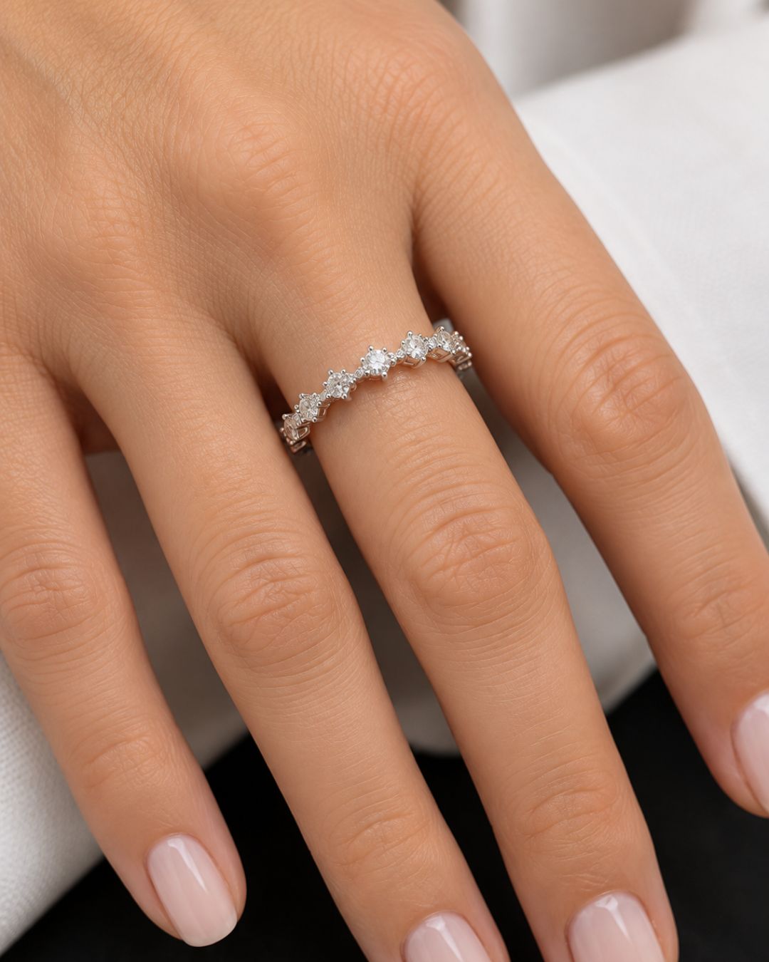 Anillo de plata 925 con circonias en siete chatones colocado en mano Anillo de plata 925 con circonias en siete chatones colocado en mano