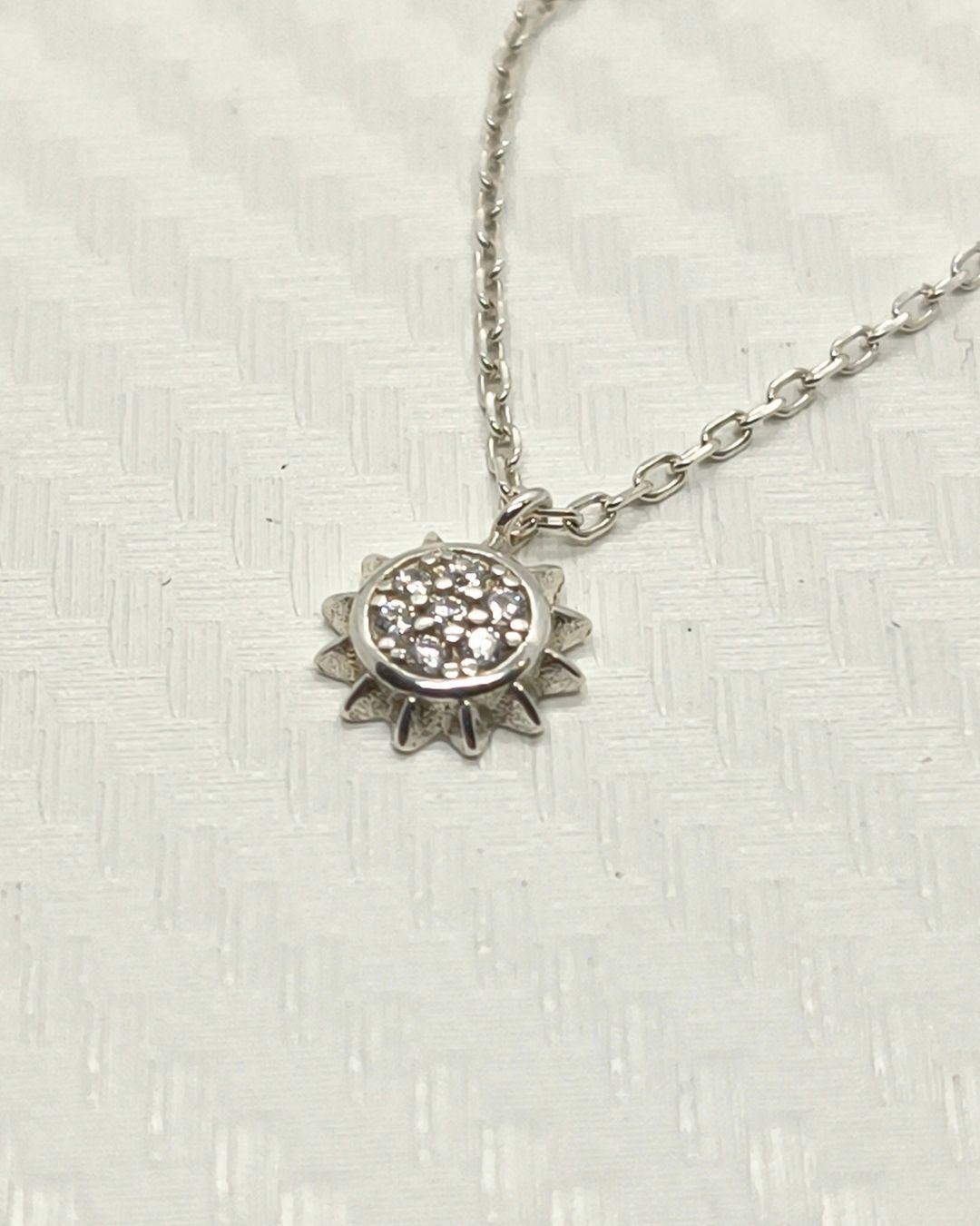 Collar de plata 925 con mini sol pave de circonias vista de plano Collar de plata 925 con mini sol pave de circonias vista de plano