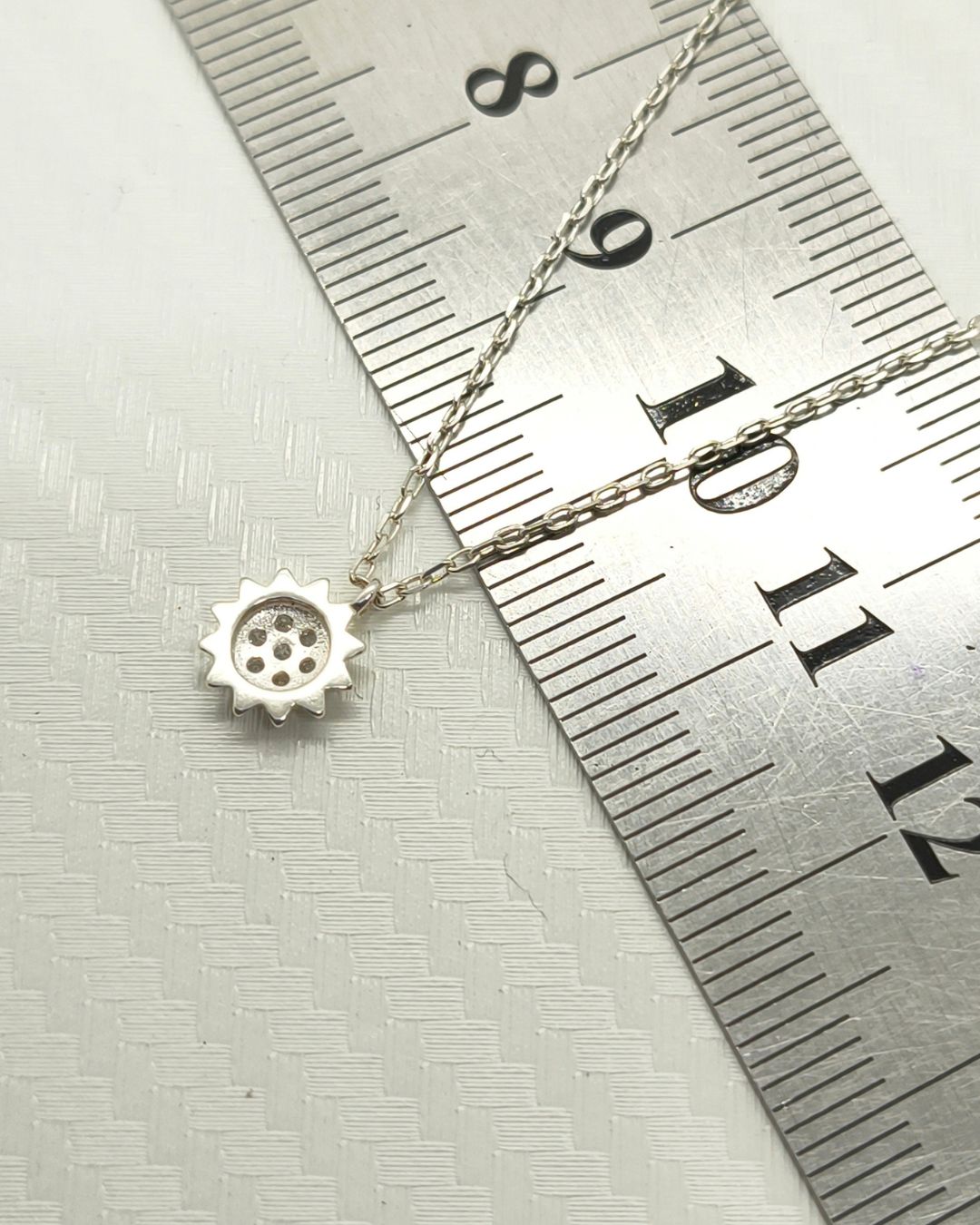 Collar de plata 925 con mini sol pave de circonias vista posterior y sobre regla para contexto de medida Collar de plata 925 con mini sol pave de circonias vista posterior y sobre regla para contexto de medida