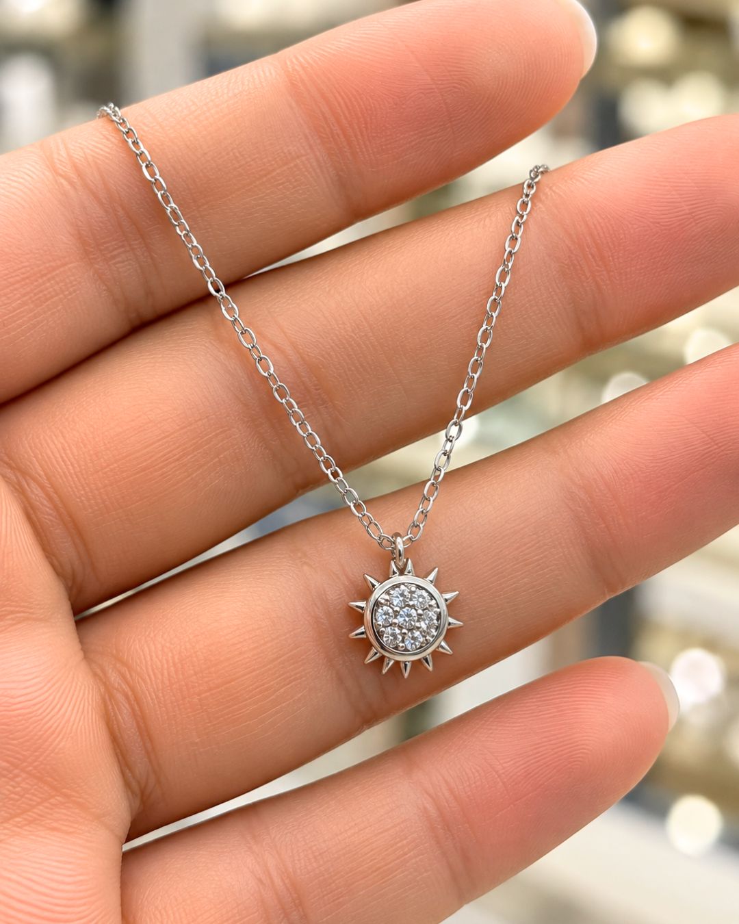 Collar de plata 925 con mini sol pave de circonias presentado en mano Collar de plata 925 con mini sol pave de circonias presentado en mano