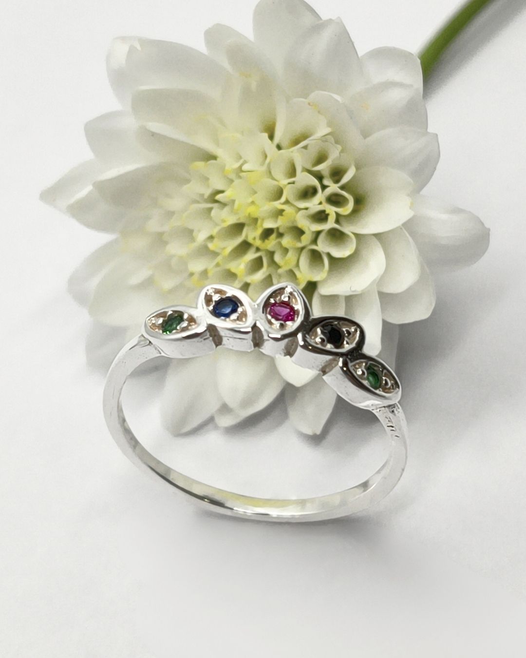 Anillo de plata 925 simil tiara con circonitas de colores vista de frente Anillo de plata 925 simil tiara con circonitas de colores vista de frente