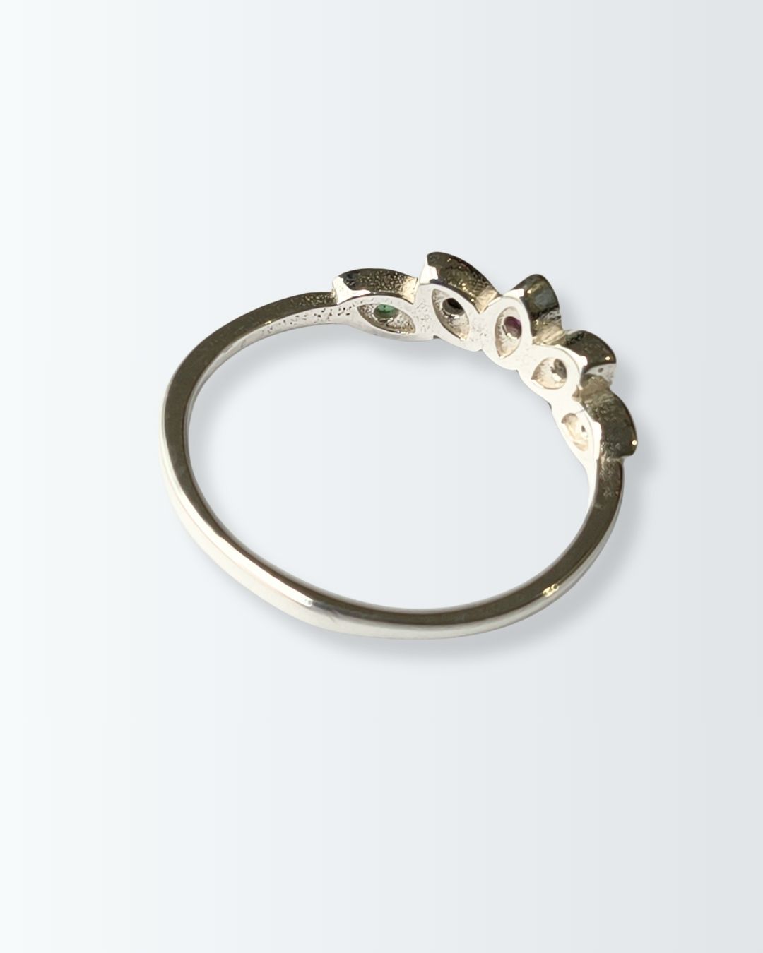Anillo de plata 925 simil tiara con circonitas de colores vista posterior Anillo de plata 925 simil tiara con circonitas de colores vista posterior