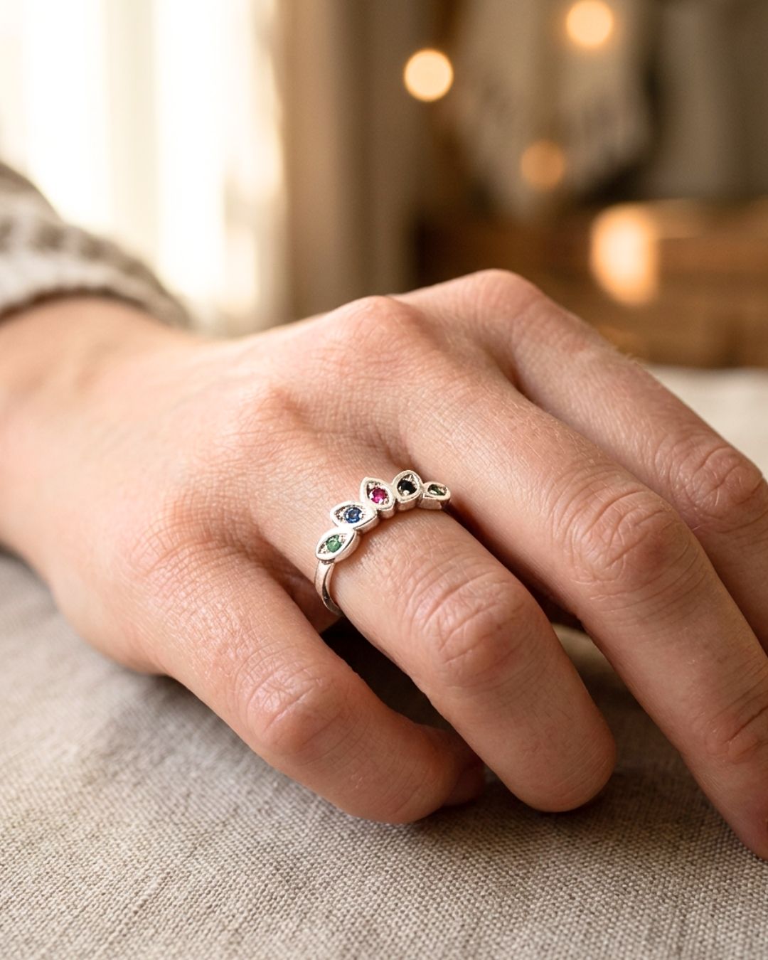Anillo de plata 925 simil tiara con circonitas de colores en mano Anillo de plata 925 simil tiara con circonitas de colores en mano