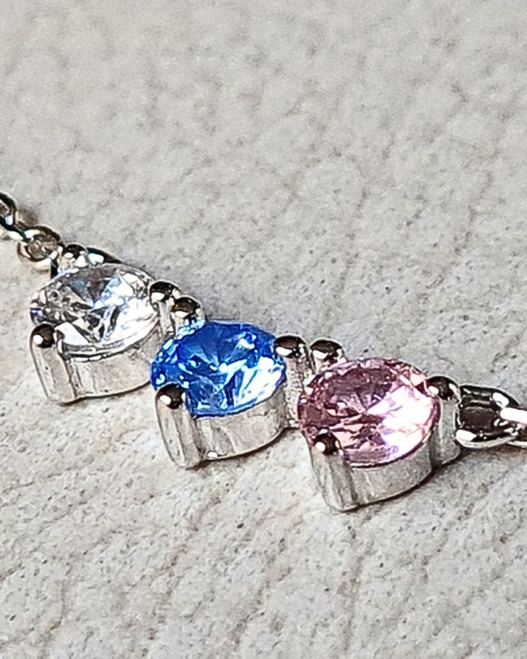 Collar de plata 925 con triple chaton con circonias de 4mm vista de plano Collar de plata 925 con triple chaton con circonias de 4mm vista de plano