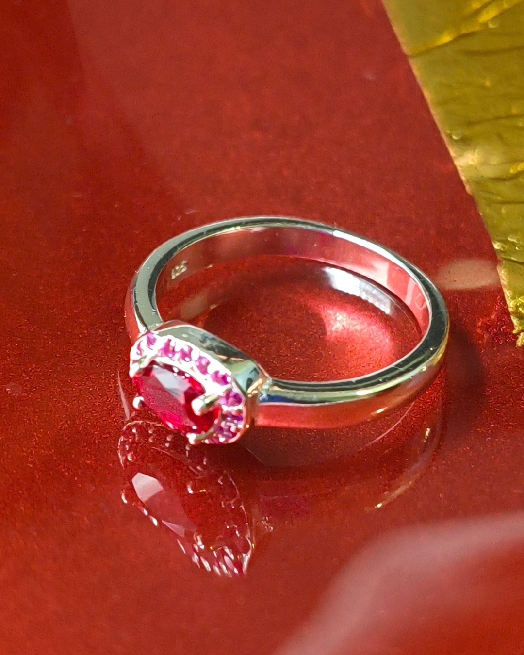 Anillo de plata 925 roseta rubi oval vista frontal Anillo de plata 925 roseta rubi oval vista frontal