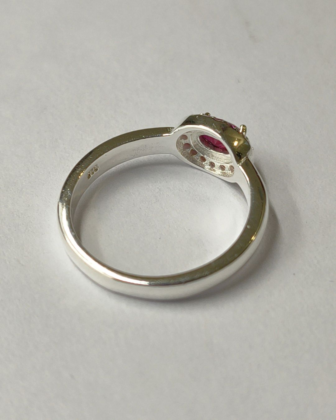 Anillo de plata 925 roseta rubi oval vista posterior Anillo de plata 925 roseta rubi oval vista posterior