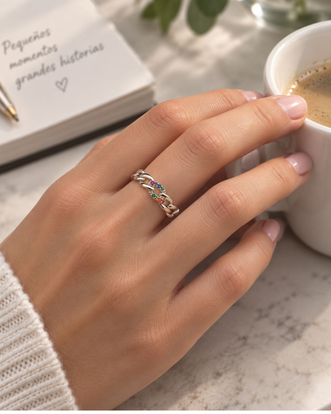 Anillo de plata 925 de eslabones groumet con circonias en mano Anillo de plata 925 de eslabones groumet con circonias en mano