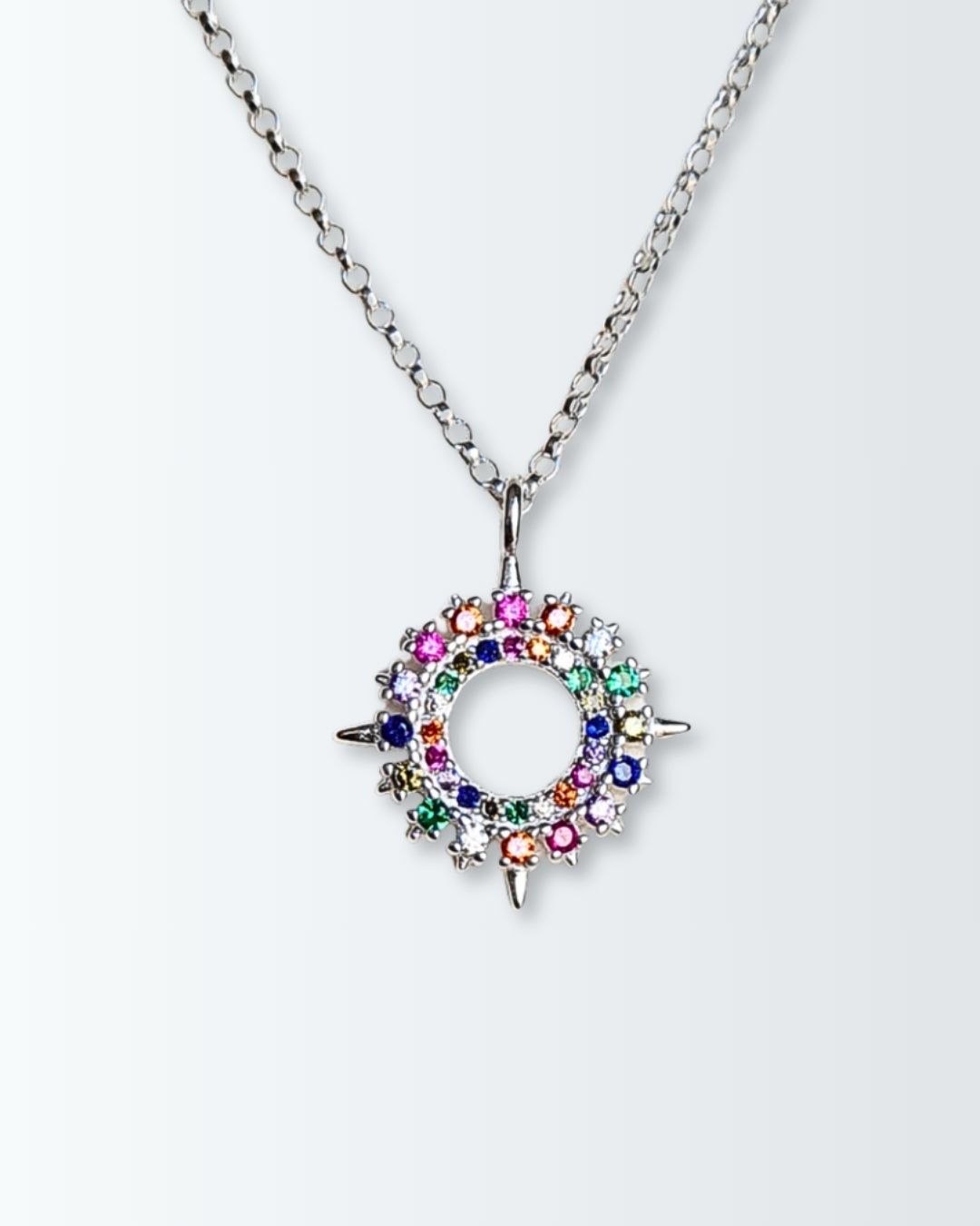 Collar de plata 925 con pasante de rosa de los vientos con circonias multicolor engarzadas Collar de plata 925 con pasante de rosa de los vientos con circonias multicolor engarzadas