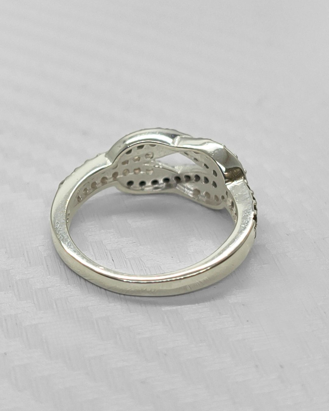 Anillo de plata 925 doble lazo con circonias vista posterior Anillo de plata 925 doble lazo con circonias vista posterior