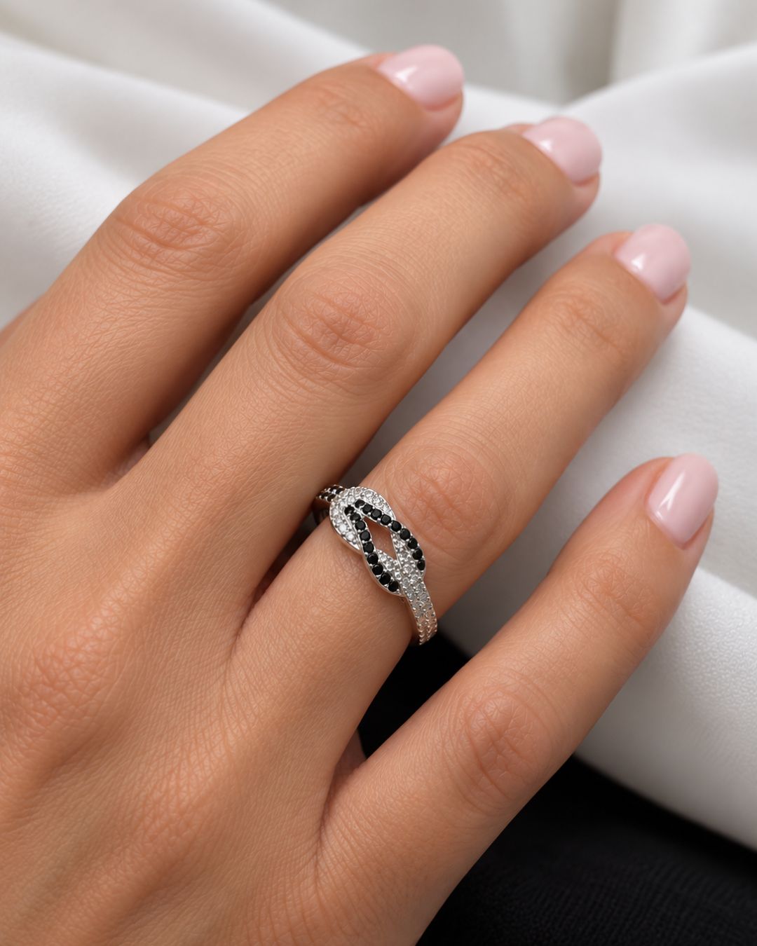 Anillo de plata 925 doble lazo con circonias colocado en mano Anillo de plata 925 doble lazo con circonias colocado en mano