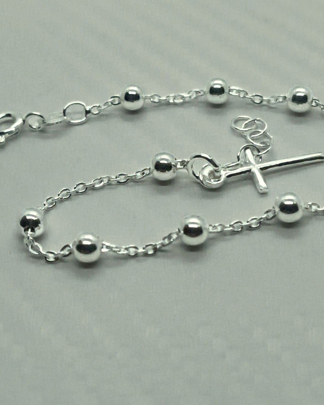 Pulsera de plata 925 denario con cuentas de 4mm y cruz y regulación en el extremo vista de plano Pulsera de plata 925 denario con cuentas de 4mm y cruz y regulación en el extremo vista de plano