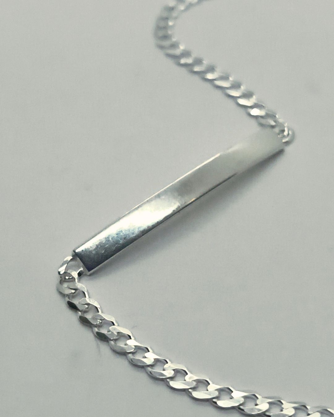 Pulsera de plata 925 con placa para grabar identidad vista de plano Pulsera de plata 925 con placa para grabar identidad vista de plano