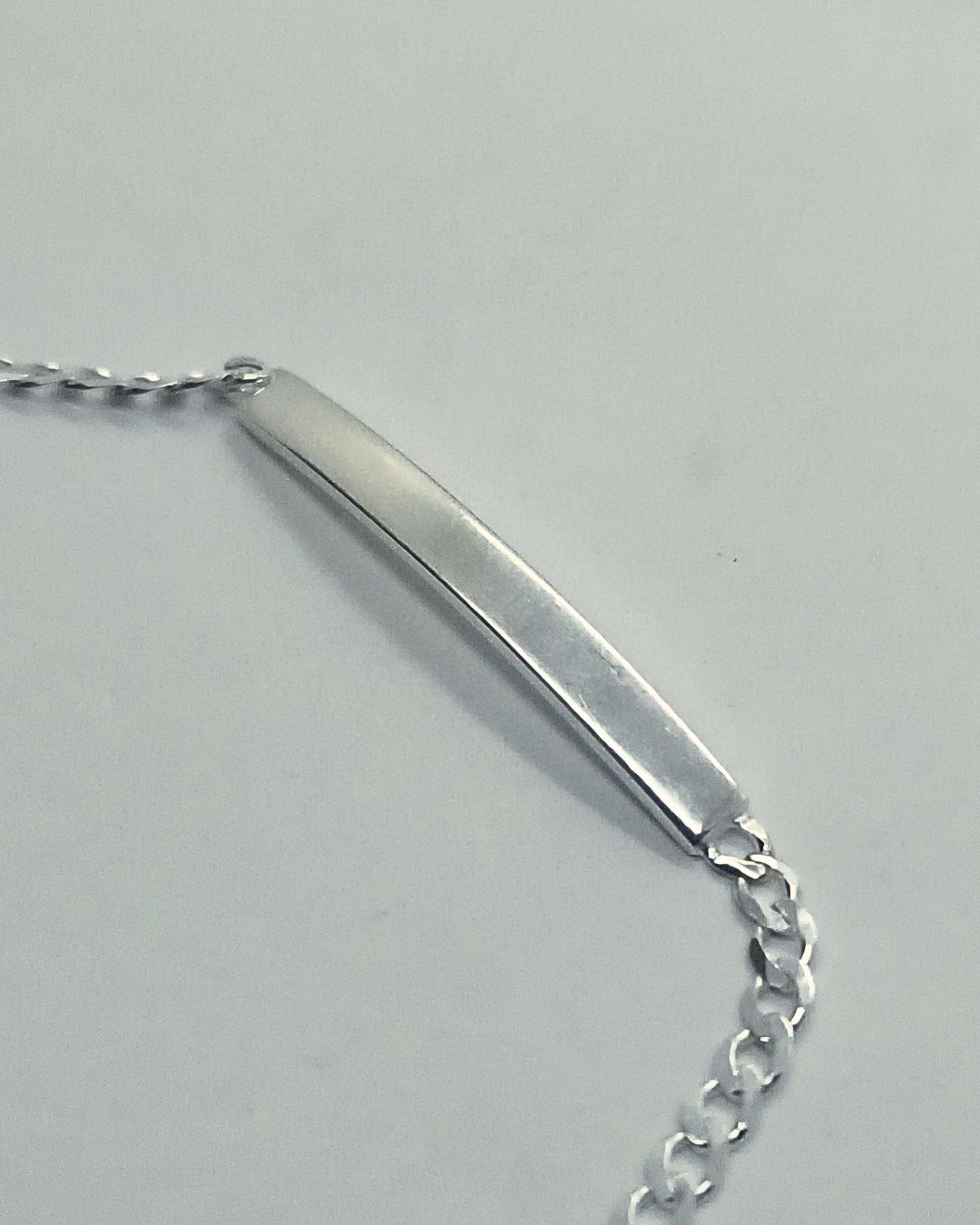 Pulsera de plata 925 con placa para grabar identidad vista de otro angulo Pulsera de plata 925 con placa para grabar identidad vista de otro angulo