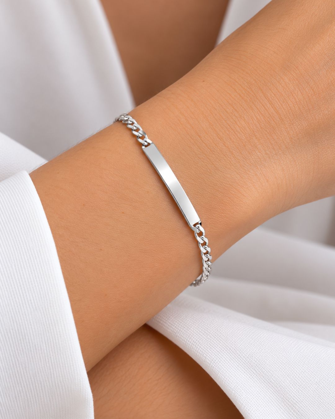 Pulsera de plata 925 con placa para grabar identidad colocada en muñeca Pulsera de plata 925 con placa para grabar identidad colocada en muñeca