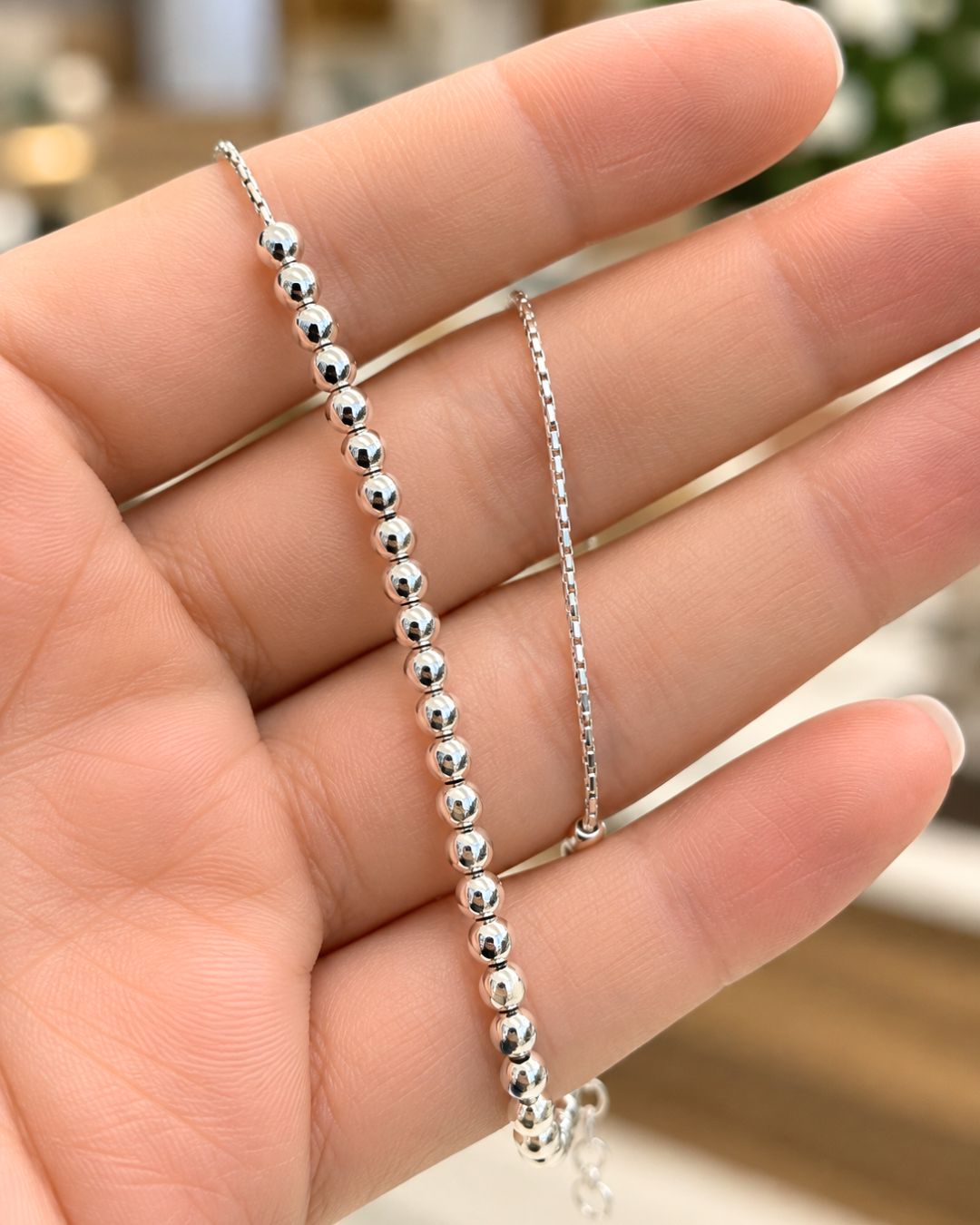 Collar de plata 925 con centro de bolitas de 3mm vista sobre mano Collar de plata 925 con centro de bolitas de 3mm vista sobre mano