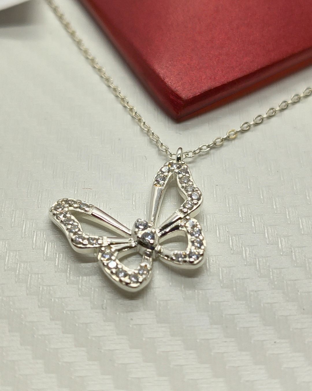 Collar de plata 925 con mariposa calada y circonias engarzadas vista de plano Collar de plata 925 con mariposa calada y circonias engarzadas vista de plano