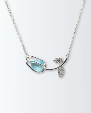 Collar de plata con centro de tulipan apaisado con circonias blancas y de color