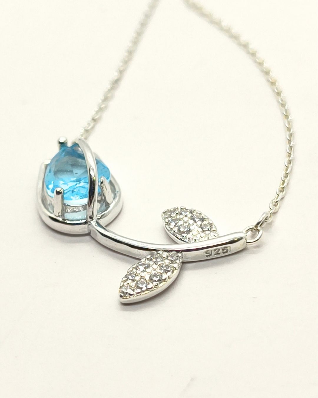 Collar de plata con centro de tulipan apaisado con circonias blancas y de color vista de plano Collar de plata con centro de tulipan apaisado con circonias blancas y de color vista de plano