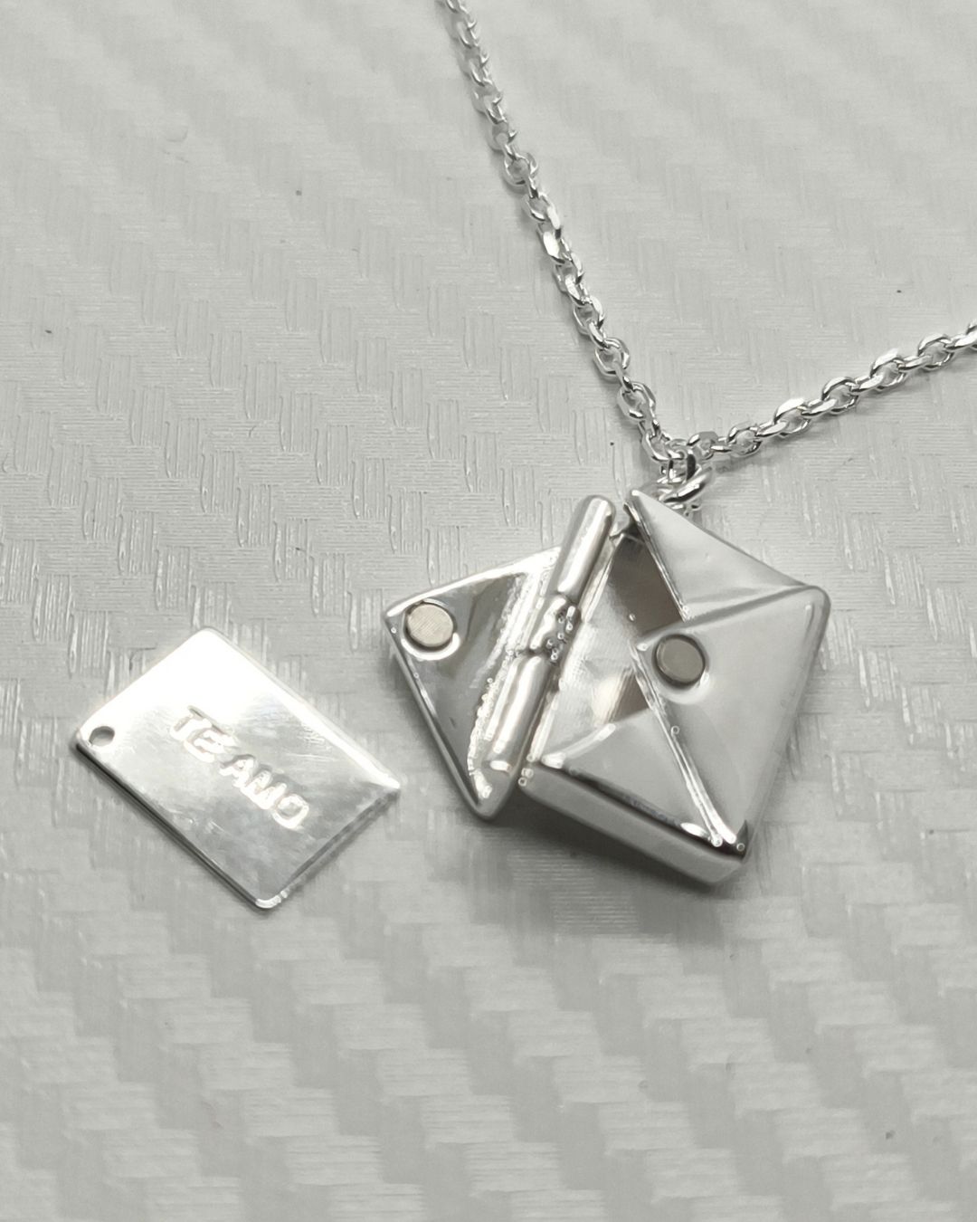 Collar de plata 925 con dije sobre con apertura y carta en su interior vista de plano Collar de plata 925 con dije sobre con apertura y carta en su interior vista de plano
