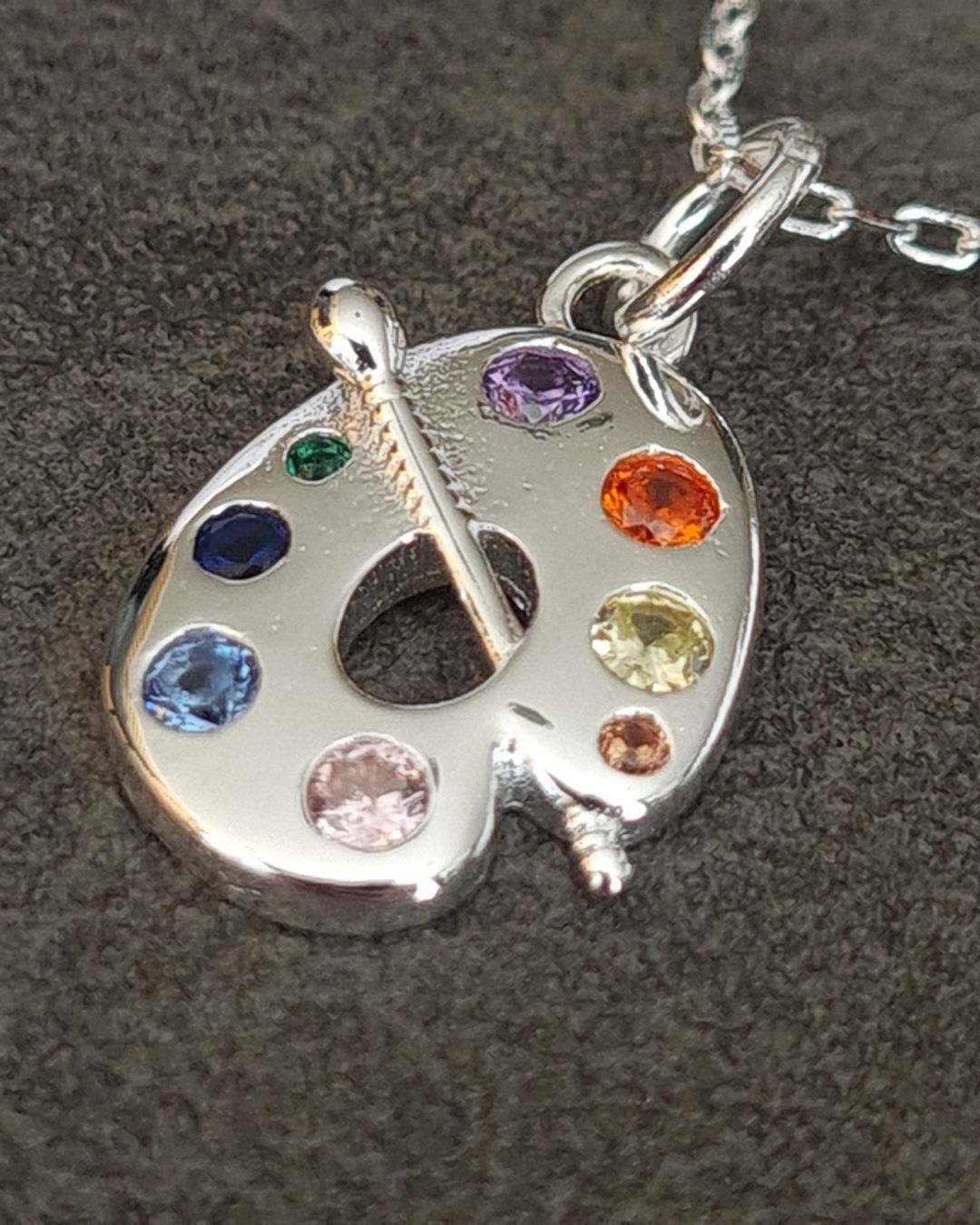 Collar de plata 925 con dije de paleta de pintor con circonias de color engarzadas y pincel vista de plano Collar de plata 925 con dije de paleta de pintor con circonias de color engarzadas y pincel vista de plano