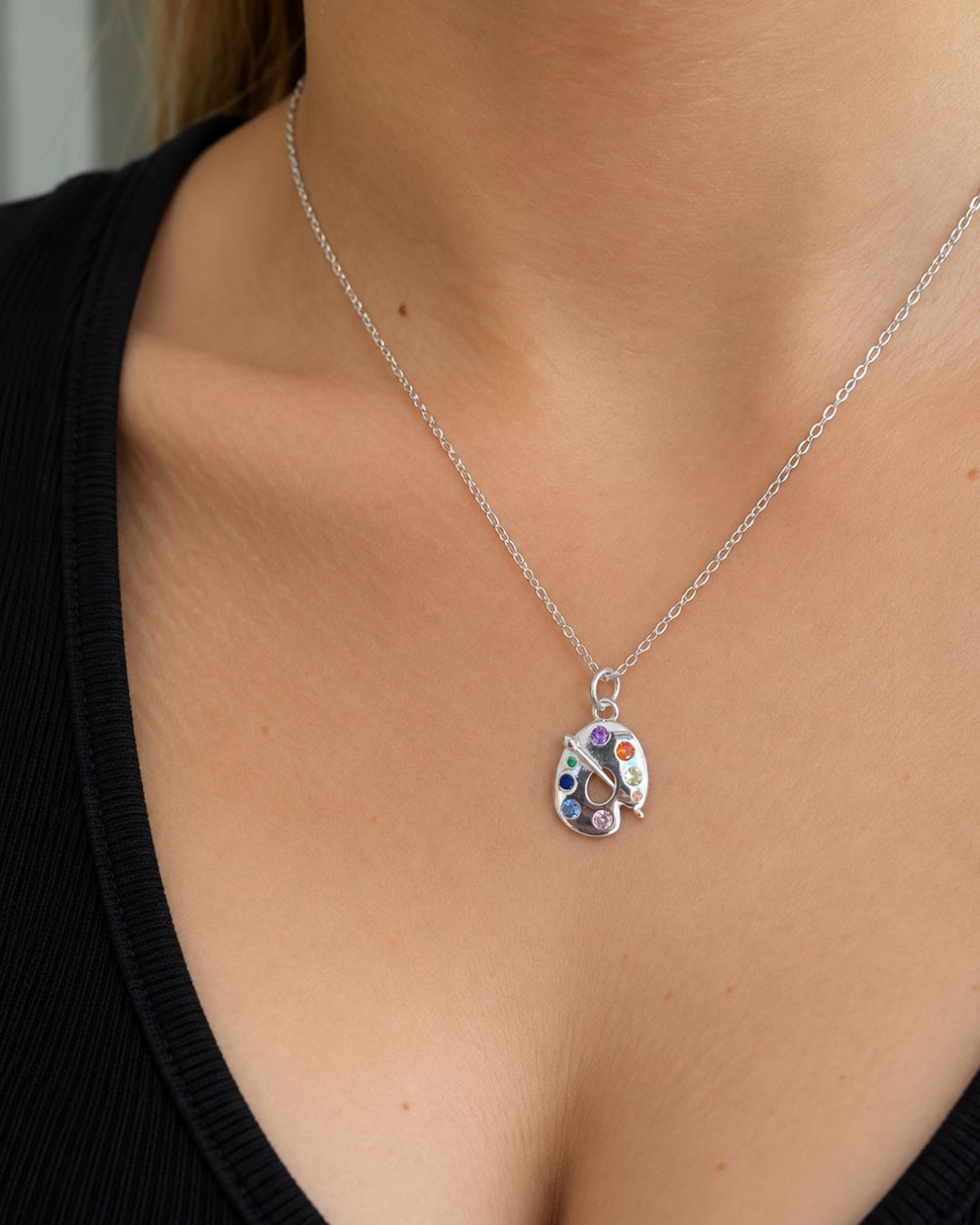 Collar de plata 925 con dije de paleta de pintor con circonias de color engarzadas y pincel colocado en cuello Collar de plata 925 con dije de paleta de pintor con circonias de color engarzadas y pincel colocado en cuello