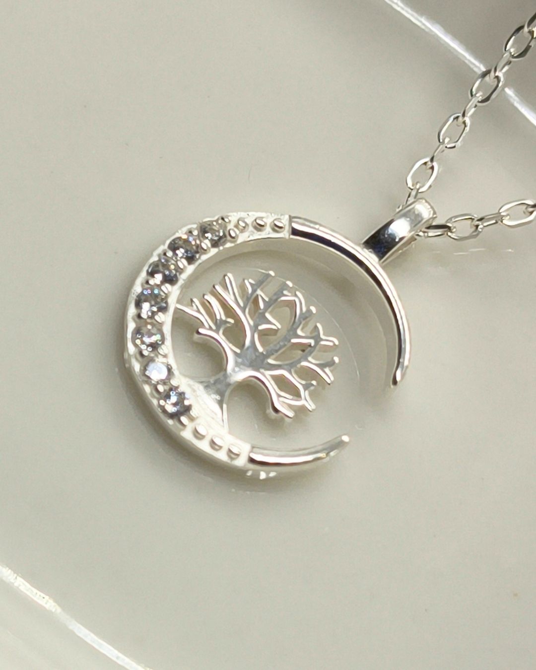 Collar de plata 925 con pasante de arbol en luna pave vista de plano Collar de plata 925 con pasante de arbol en luna pave vista de plano