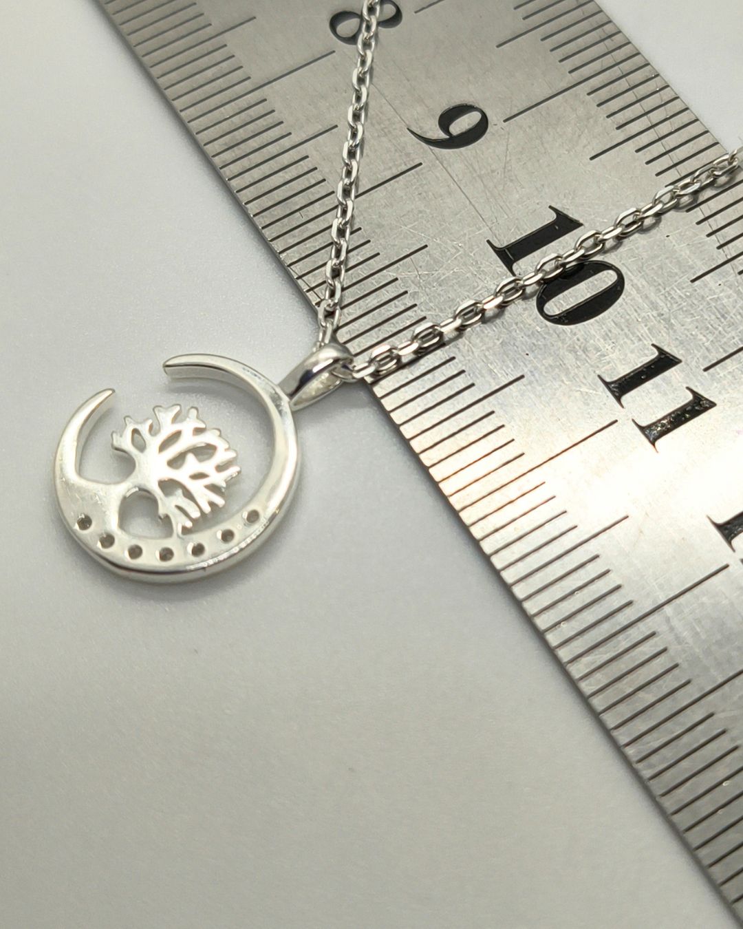 Collar de plata 925 con pasante de arbol en luna pave vista posterior sobre regla para contexto de medida Collar de plata 925 con pasante de arbol en luna pave vista posterior sobre regla para contexto de medida