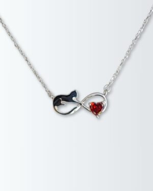 Collar de plata 925 centro infinito con gato esmaltado en negro y circonia corazón color rojo
