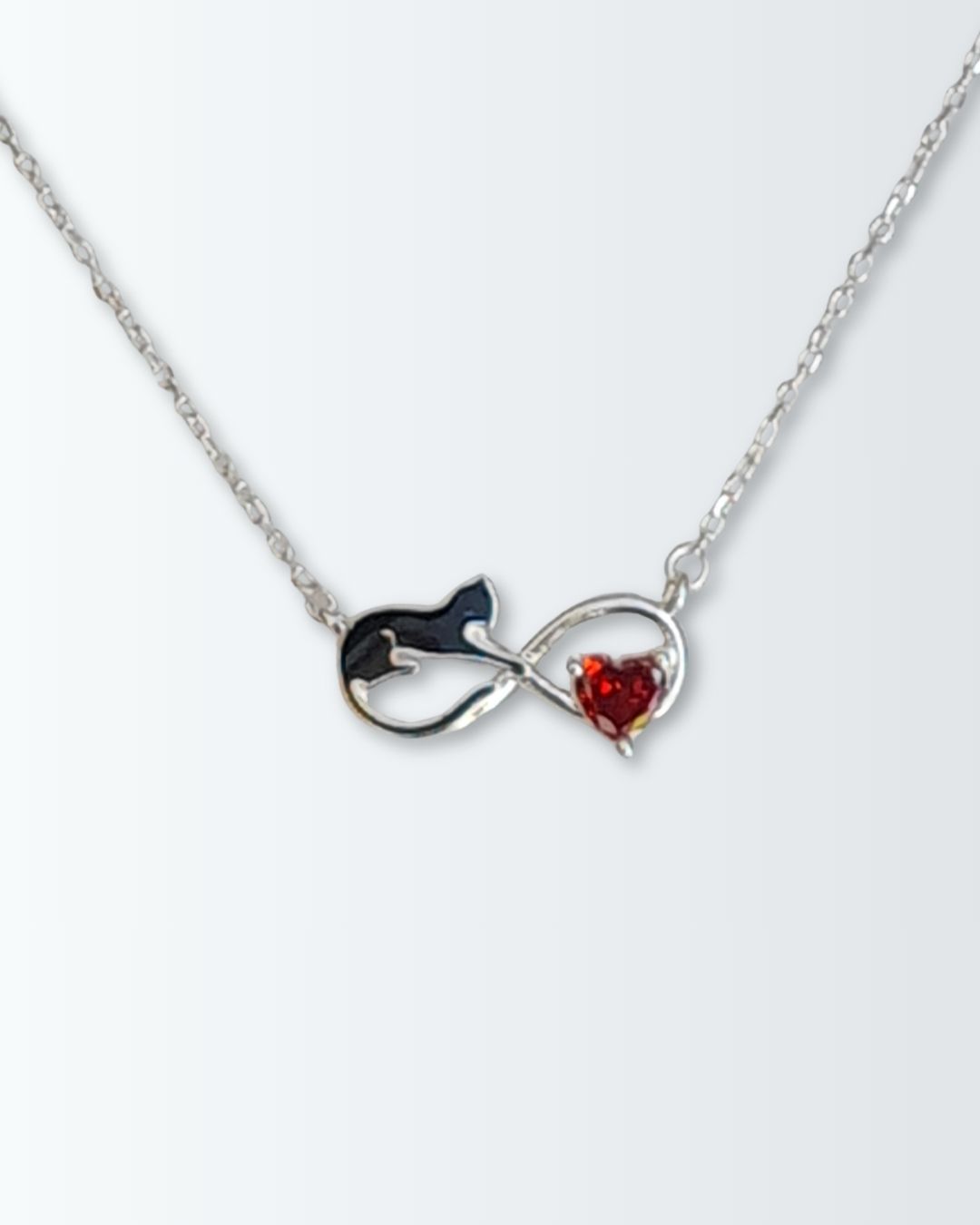 Collar de plata 925 centro infinito con gato esmaltado en negro y circonia corazón color rojo Collar de plata 925 centro infinito con gato esmaltado en negro y circonia corazón color rojo