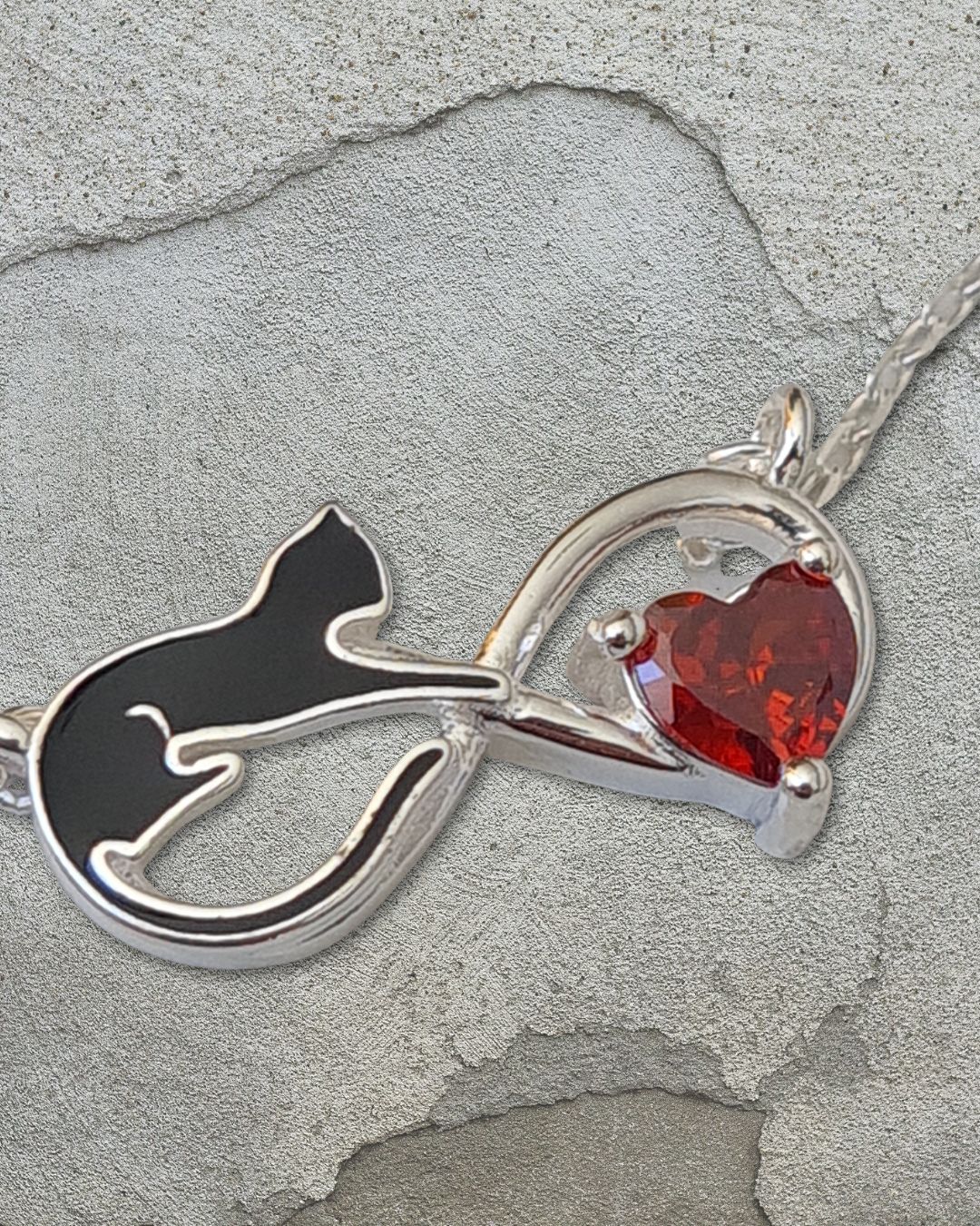 Collar de plata 925 centro infinito con gato esmaltado en negro y circonia corazón color rojo vista de plano Collar de plata 925 centro infinito con gato esmaltado en negro y circonia corazón color rojo vista de plano
