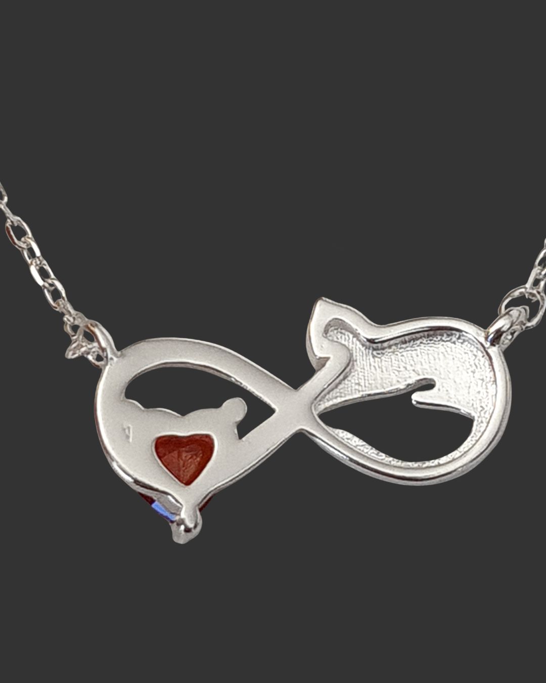 Collar de plata 925 centro infinito con gato esmaltado en negro y circonia corazón color rojo vista posterior Collar de plata 925 centro infinito con gato esmaltado en negro y circonia corazón color rojo vista posterior